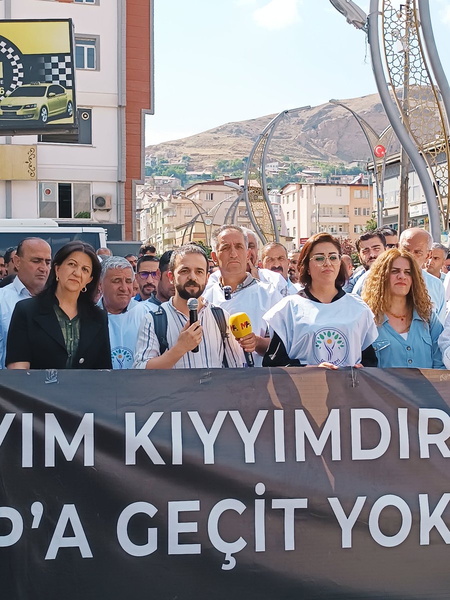 KESK_73's tweet photo. Şırnak KESK Şubeler Platformu olarak iradesine kayyum atanan Hakkari halkıyla dayanışmak amacıyla Hakkari'de basın açıklamasına katıldık. Kayyumlar gidecek halk gelecek! https://t.co/uEzBhBmdbg