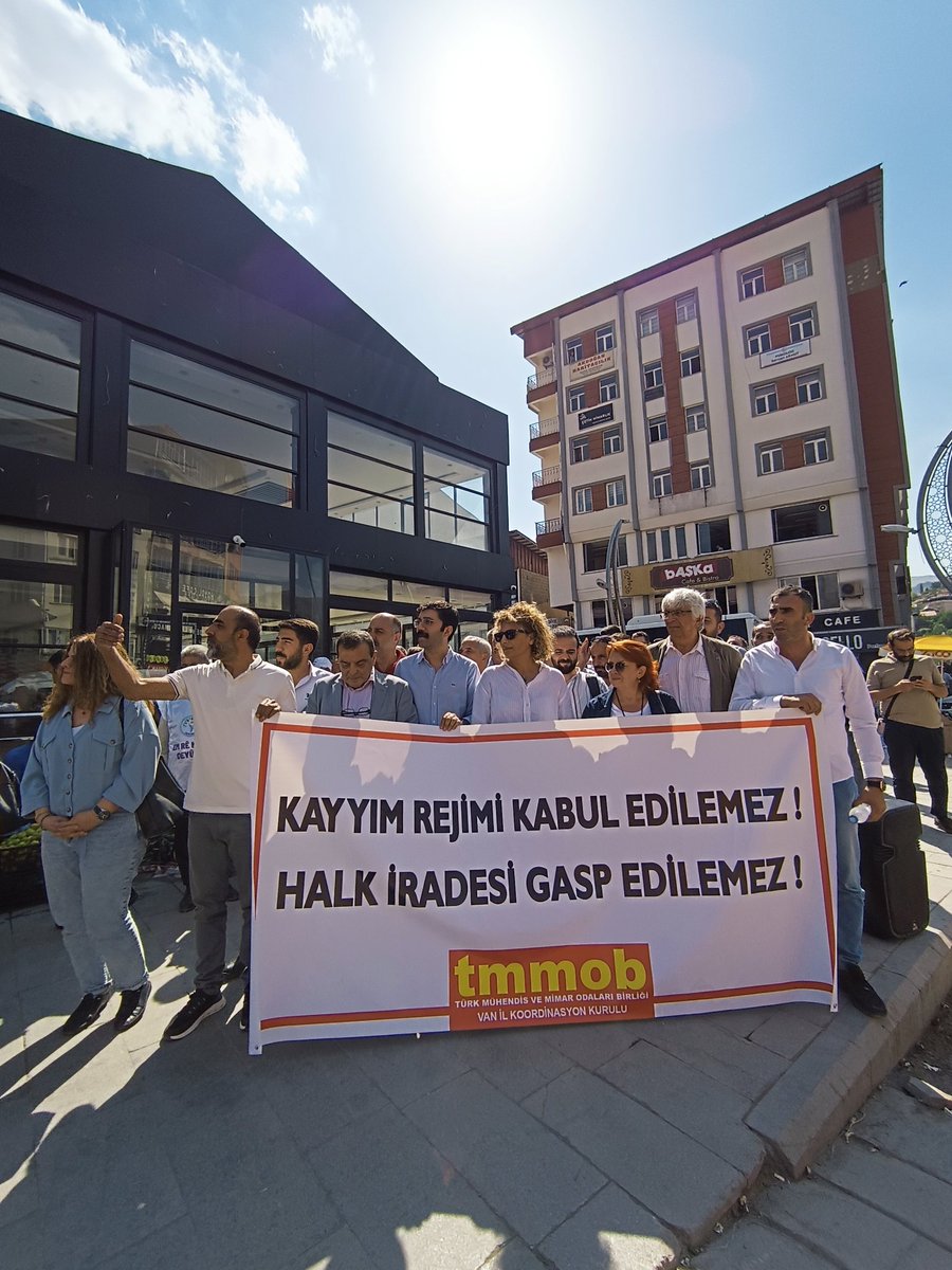 KESK_73's tweet photo. Şırnak KESK Şubeler Platformu olarak iradesine kayyum atanan Hakkari halkıyla dayanışmak amacıyla Hakkari'de basın açıklamasına katıldık. Kayyumlar gidecek halk gelecek! https://t.co/uEzBhBmdbg