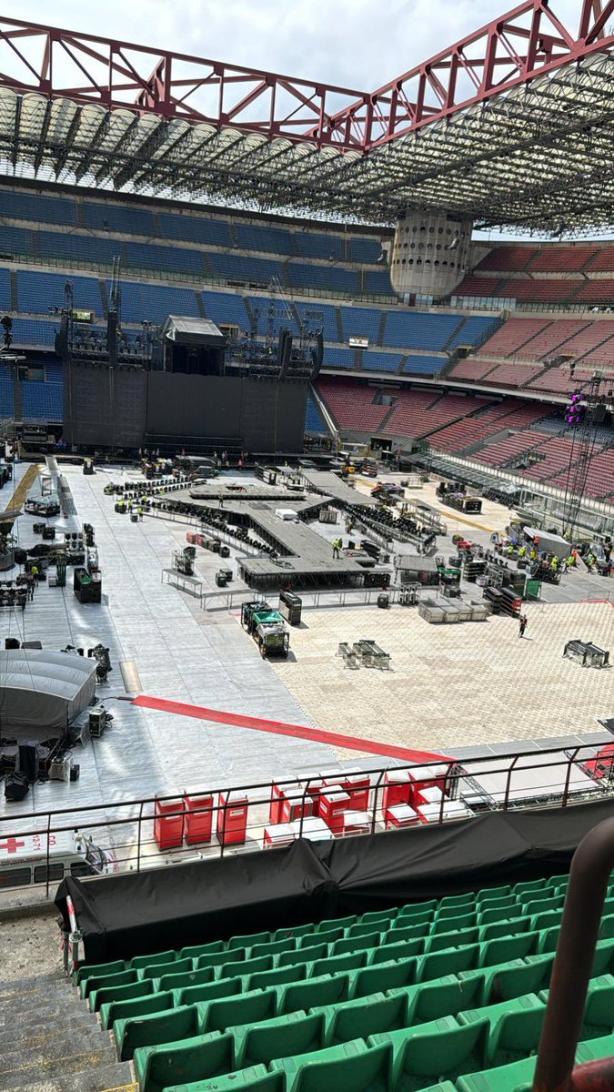 🚨| The stage under construction at Milan's San Siro Stadium ahead of Taylor Swift's 'The Eras Tour'! #MilanTSTheErasTour
