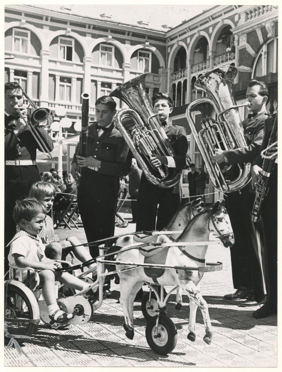 How I would have loved to ride these juvenile sulky tricycles while being serenaded by a brass ensemble in Scheveningen.
It's the ultimate Dutch 1963 beach resort experience! 🎵🚴‍♂️🌊 (Photo: Stokvis).
Dive deeper into this nostalgic ride: onlinebicyclemuseum.co.uk/1950s-juvenile…