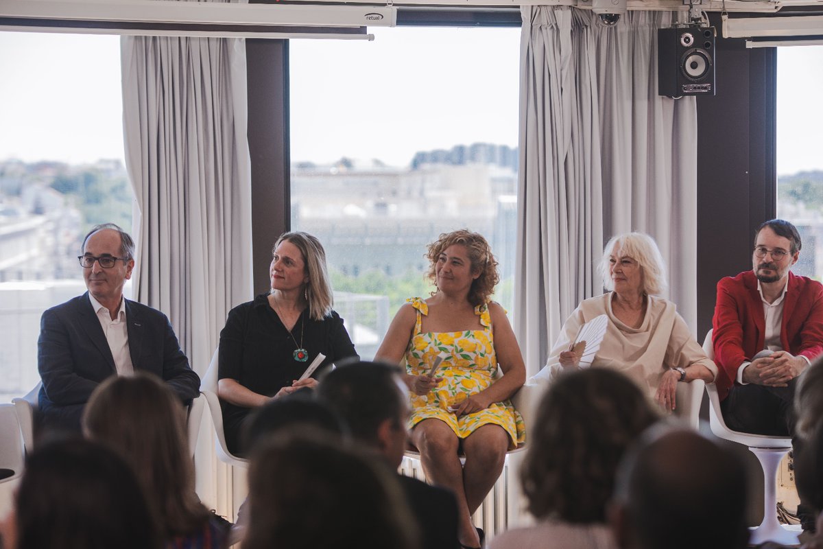 Hoy hemos celebrado la ley de Enseñanzas Artísticas, la norma educativa con más consenso de la historia de la democracia. 

Un éxito colectivo, de todos y para todos, que mejorará la vida de nuestros artistas, de los profesores y de los alumnos. 

educacionfpydeportes.gob.es/prensa/actuali…