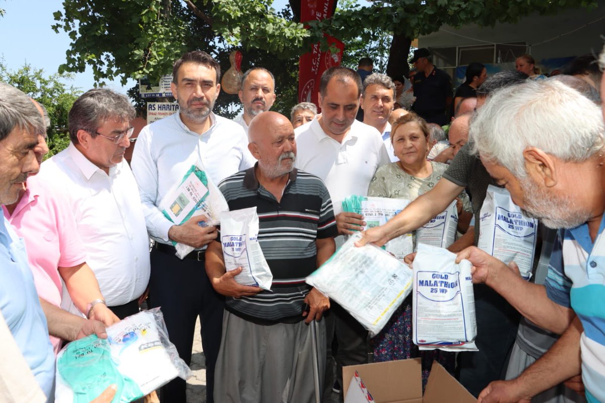 AdemAldemir33's tweet photo. Mersin Milletvekilimiz Sn. Ali Kıratlı, İl Tarım ve Orman Müdürü Sn. Erdem Karadağ, İl Yönetim Kurulu Üyelerimiz, Yenişehir İlçe Başkanımız Sn. Bekir Selvi, Yenişehir İlçe Teşkilatımız, Mahalle Muhtarlarımız ve çiftçilerimizin katılımıyla Uzunkaş Mahallemizde "Çiftçimiz Nerede Bizde Orada" programı çerçevesinde Akdeniz sineğiyle mücadele hakkında bilgilendirme gerçekleştirildi. 🌿🚜

İl Tarım ve Orman Müdürlüğümüze teşekkür eder, çiftçilerimize bereketli ve bol kazançlı bir sezon dilerim. 🌾🙏