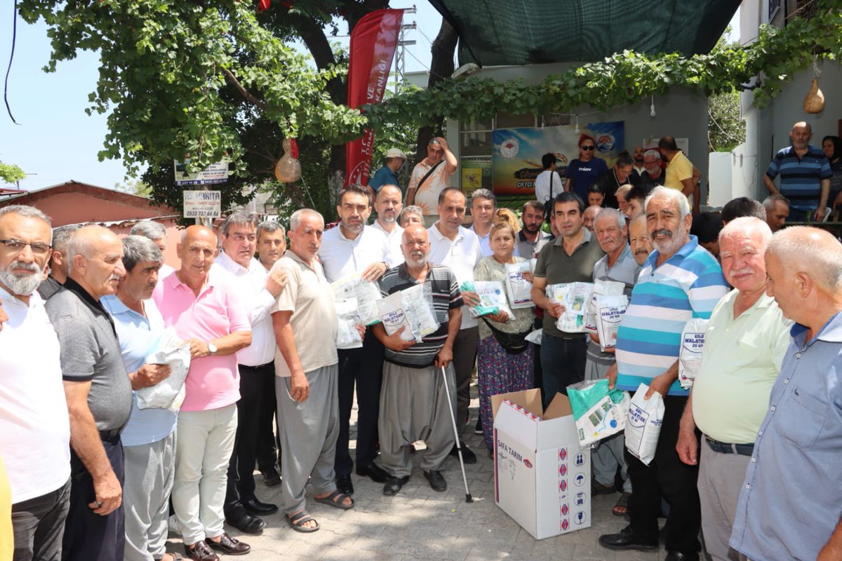 AdemAldemir33's tweet photo. Mersin Milletvekilimiz Sn. Ali Kıratlı, İl Tarım ve Orman Müdürü Sn. Erdem Karadağ, İl Yönetim Kurulu Üyelerimiz, Yenişehir İlçe Başkanımız Sn. Bekir Selvi, Yenişehir İlçe Teşkilatımız, Mahalle Muhtarlarımız ve çiftçilerimizin katılımıyla Uzunkaş Mahallemizde "Çiftçimiz Nerede Bizde Orada" programı çerçevesinde Akdeniz sineğiyle mücadele hakkında bilgilendirme gerçekleştirildi. 🌿🚜

İl Tarım ve Orman Müdürlüğümüze teşekkür eder, çiftçilerimize bereketli ve bol kazançlı bir sezon dilerim. 🌾🙏