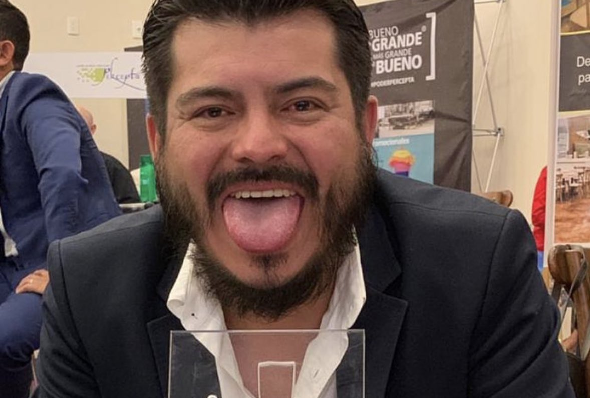 elincorrectosoy's tweet photo. #EXONERADO‼️ No será vinculado a proceso el empresario Enrique Arturo Martínez “El Tuga”, dueño de la famosa cadena #McCarthys 🍗🍻🍀 Su defensa logró demostrar que el denunciante engañó a la @FiscaliaPuebla, por lo que fue absuelto del cargo de extorsión y obtuvo su liberación inmediata.