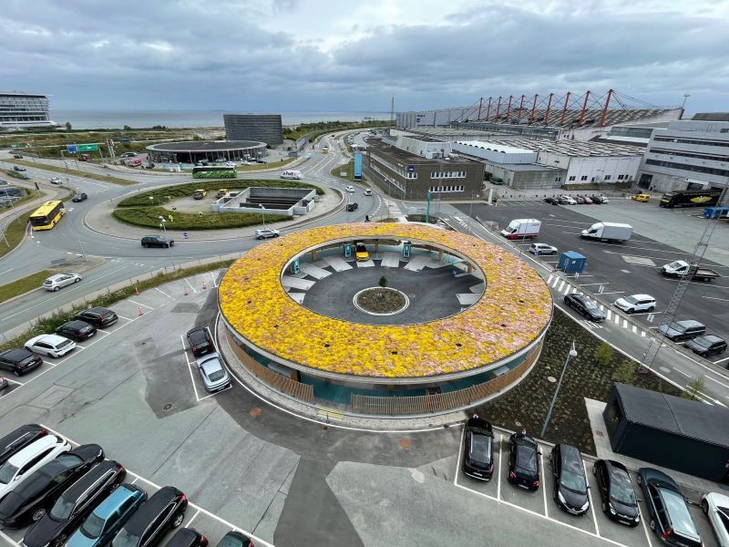 electricfelix's tweet photo. Half a year later, #EWII checking in:
"Back in December 2023, we opened our first ⚡️ charging station at Copenhagen Airport🇩🇰. Beautiful as it was, however, it still lacked a few finishing touches. Since opening, the roof has been laid out with sedum moss to promote the living conditions for insects and soon the surrounding garden will flourish.
When you sit down in the garden to enjoy a little rest, perhaps look at some of the many planes, then you can now also enjoy a light refreshment.
At the fast charging station, you will find a @7eleven Go with a wide selection. Come by and fill up the energy depots - both for you and your electric car!"