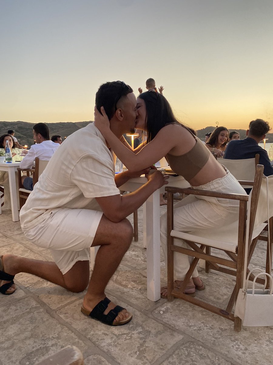 silvanofederico's tweet photo. Este chico le propuso matrimonio a su novia y creo que son las únicas fotos de ese momento! Paso en un restaurante que se llama Isabella beach club, en Menorca! Internet has lo tuyo 💍
#isabellabeachclub #Menorca #Novios #Compromiso https://t.co/2tAjMRFe3r