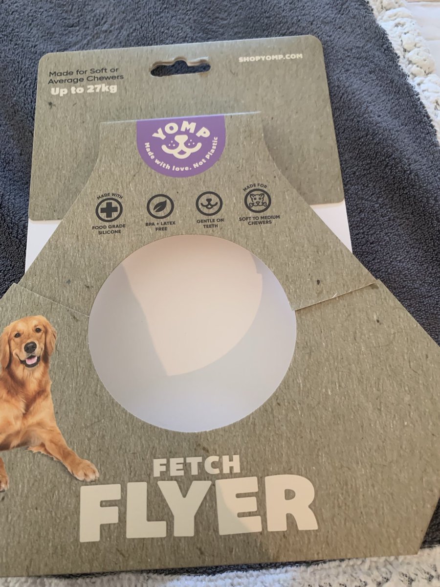 msfizzofficial's tweet photo. ⁦@WOOLWORTHS_SA⁩ - a few words of warning to other dog lovers 🐶🐕❤️❤️these 2 Flyers cost in region of R450 for both - lasted only 15 minutes - in little pieces now 😫💔😭😭#notagoodidea https://t.co/SqU2YFAPxD