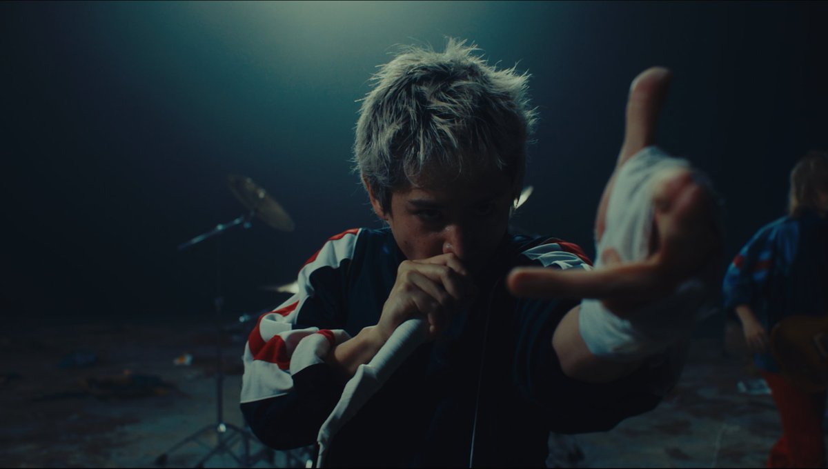 ONEOKROCK_japan's tweet photo. ONE OK ROCK新曲「Delusion:All」のミュージックビデオ公開中！

Music Video for the new single 'Delusion:All' is now available!

https://t.co/ZdQzZpsMj9

#ONEOKROCK https://t.co/7RW2gO7g8w
