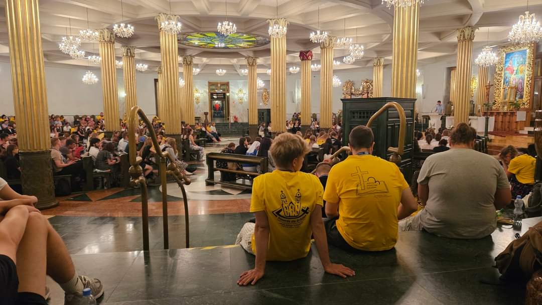 Lichen_INFO's tweet photo. W bazylice licheńskiej trwa dzień skupienia dla  stypendystów Fundacja Dzieło Nowego Tysiąclecia.  Bierze w nim udział udział ponad pół tysiąca studentów. Po powitaniu pielgrzymów w kaplicy Trójcy Świętej, młodzież wysłuchała konferencji o. Krzysztofa Dzieńkowskiego SJ. https://t.co/6wrmQndsR2