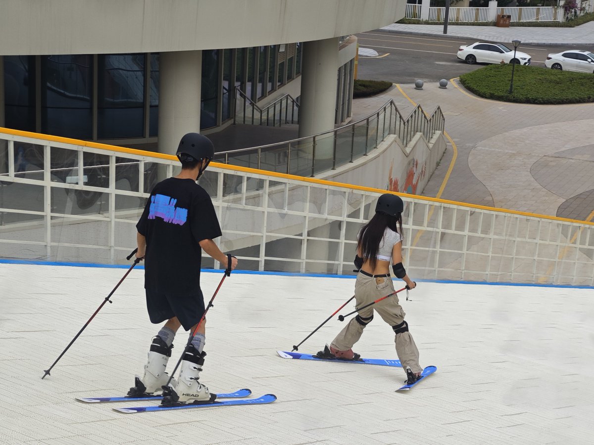 DiscoverZiyang's tweet photo. Recently, #Ziyang's first dry #ski field, the ONE SNOW Four Seasons Ski Field, opened in the Ziyang Airport Economic Zone. The "snow" resembles snow but is not snow, and can protect people from harm. Why not come and give it a try? #snowskiing https://t.co/0CB6LkqkjN