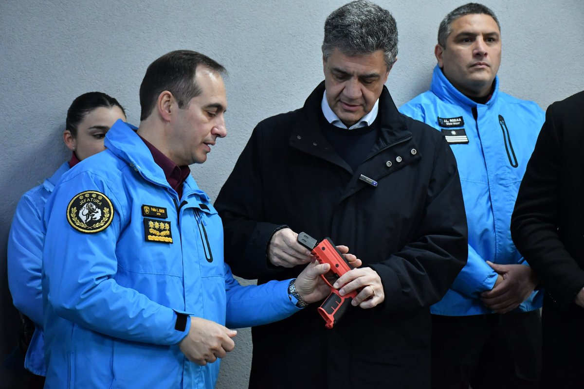 jorgemacri's tweet image. 500 NUEVAS ARMAS DE BAJA LETALIDAD PARA EQUIPAR A NUESTRA POLICÍA 

Incorporamos pistolas Byrna y Taser, dos tipos de armas de baja letalidad que permiten a los agentes de la @PoliciaCiudadBA actuar ante una amenaza sin poner en riesgo su integridad física ni la del resto de los…