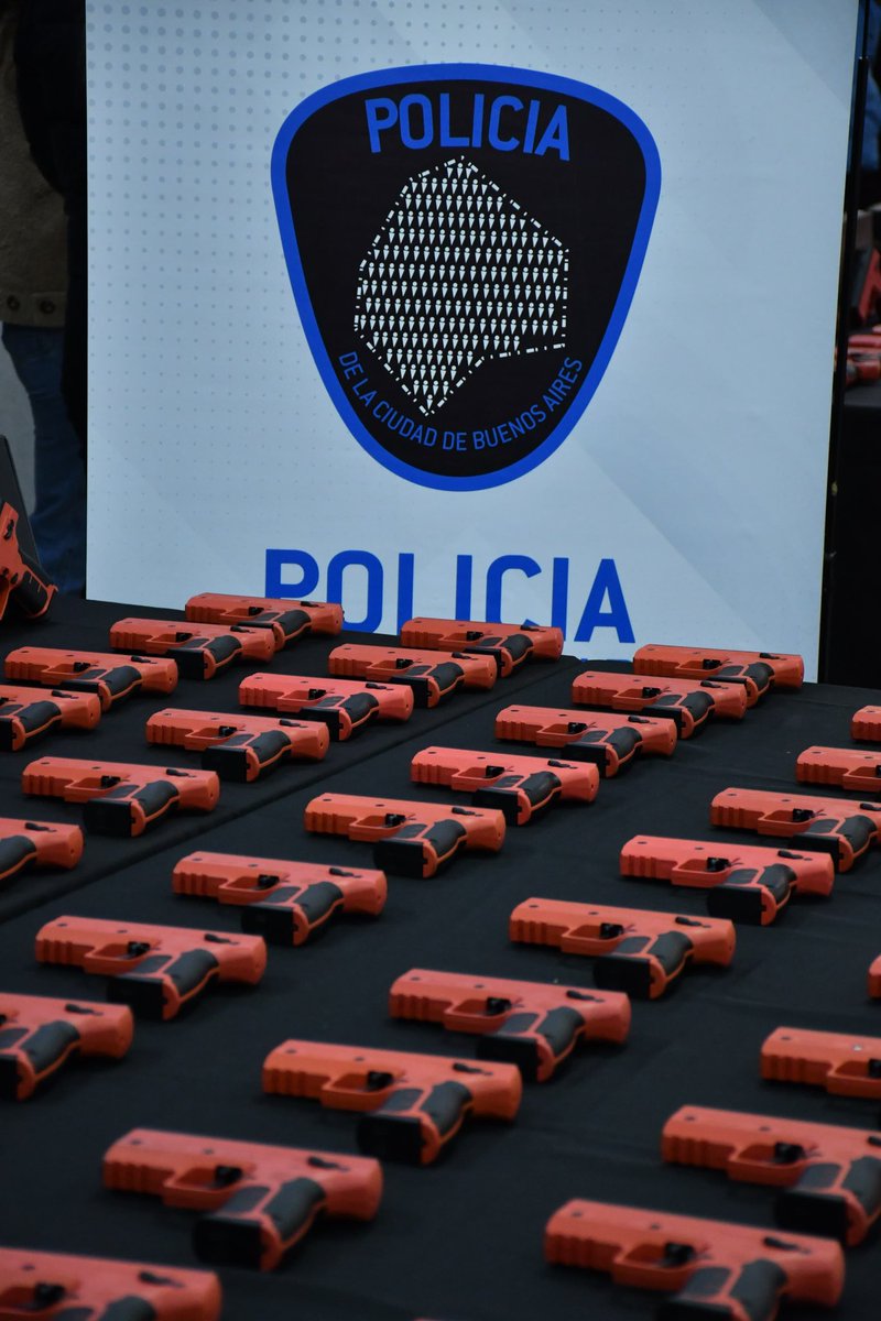 jorgemacri's tweet image. 500 NUEVAS ARMAS DE BAJA LETALIDAD PARA EQUIPAR A NUESTRA POLICÍA 

Incorporamos pistolas Byrna y Taser, dos tipos de armas de baja letalidad que permiten a los agentes de la @PoliciaCiudadBA actuar ante una amenaza sin poner en riesgo su integridad física ni la del resto de los…