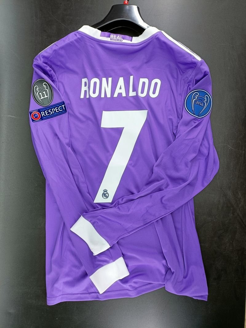 Franc_Ysco's tweet photo. On le répétera jamais assez, ce maillot c'est vraiment le BANGER DU SIÈCLE. https://t.co/vE5N4JmKP2