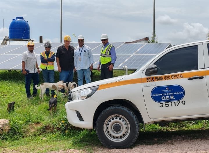 OficinaE_Rural's tweet photo. A "paso firme" y "haciendo mucho con poco" el programa Mi PRIMERA LUMINARIA, lleva LUZ Y carga de celulares a miles hogares de humildes personas sin ingreso económico estable, de forma rápida, sin costo para ellos y a un bajo costo para nosotros. #MiPrimeraLuminaria #muchoConPoco https://t.co/F4teT6XYa4