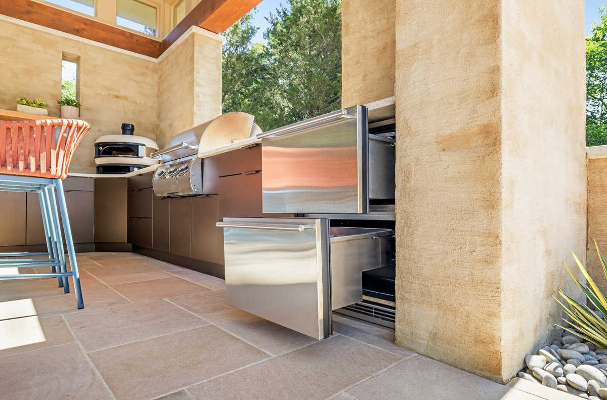 This summer is all about keeping your outdoor amenities within arm’s reach. Our stainless steel cabinetry seamlessly accommodates a variety of outdoor fridges in glass front, two drawer, and panel-ready applications.
brownjordanoutdoorkitchens.com/cabinetry/
Project by Hartert Russell.