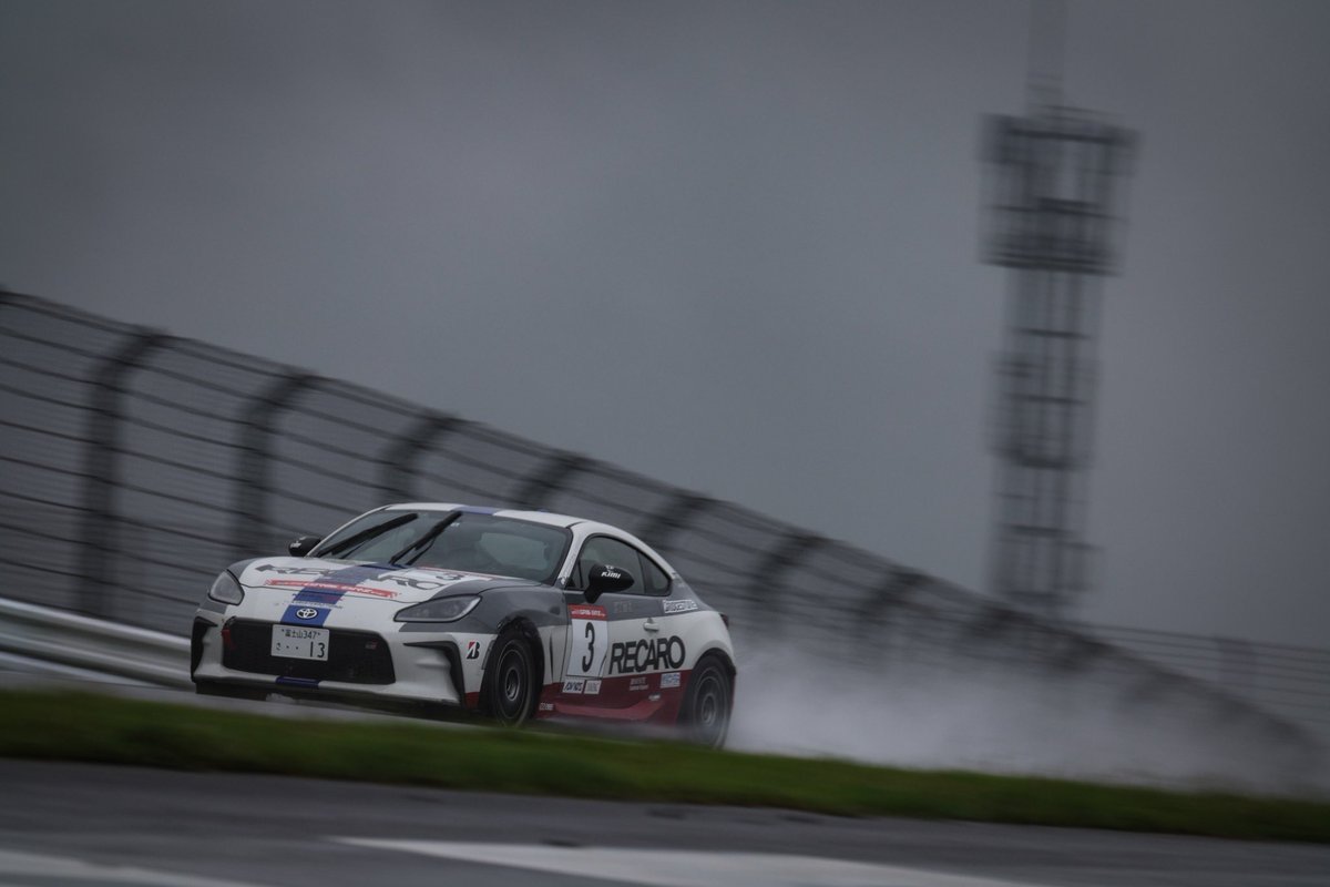 ICH_SPiRiT's tweet photo. GR86/BRZ Cup Rd.3富士。
レインコンディションでの本日の専有走行は8番手でした。明日も不安定な天気になりそうですが、チーム一丸となって予選頑張ります！

#RECARO #recaro #RMS #rms #fuchsoil #silkolene #silkoleneoils #KTMS #ktms #grgarage宝塚 #brigdestone #kiminternational #alpinestars https://t.co/mbiaVCWEQP