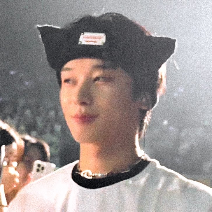 KISSYJEONS's tweet photo. 🐈‍⬛ https://t.co/kwInbUaUwM