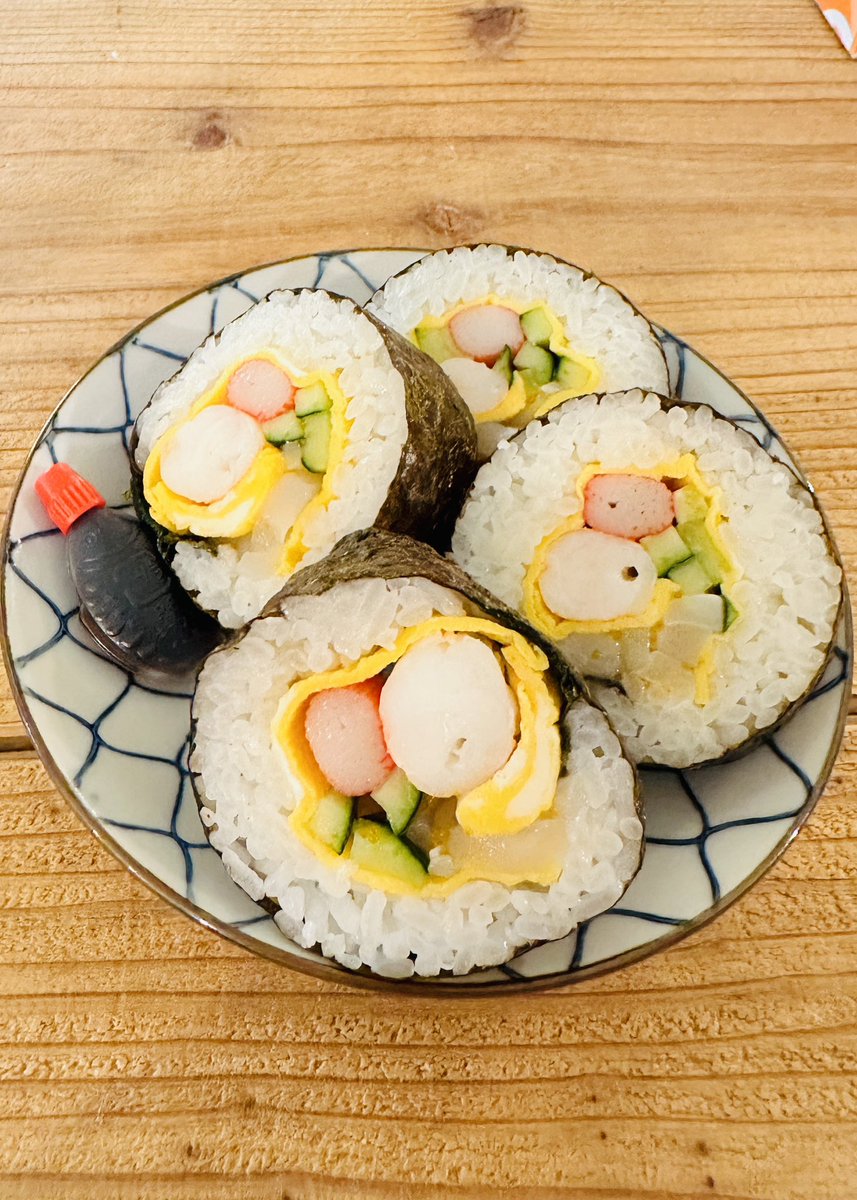 red_elmon's tweet photo. 今日の晩ごはん🍚
金曜日定番の巻き寿司
かなり美味しかったです。
#晩ごはん #巻き寿司 #海鮮
#隠れて立ち飲み #withdog
#生野区 #勝山南 #生ビール大 https://t.co/5lvm7gLPi8