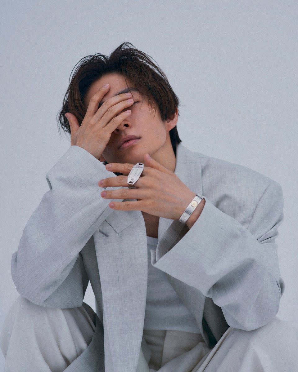 GQJAPAN's tweet photo. 三宅健「アイドルとは何なのか。その問いを考えるために、辞書で改めて『アイドル』という意味を引いたら『偶像』『幻想』と書かれていました。僕はその言葉を、何にでもなれる存在と捉えました」

▼ #三宅健 がアイドルにこだわる理由
https://t.co/RRyJzKJ9Nt https://t.co/pc80wSv6yV