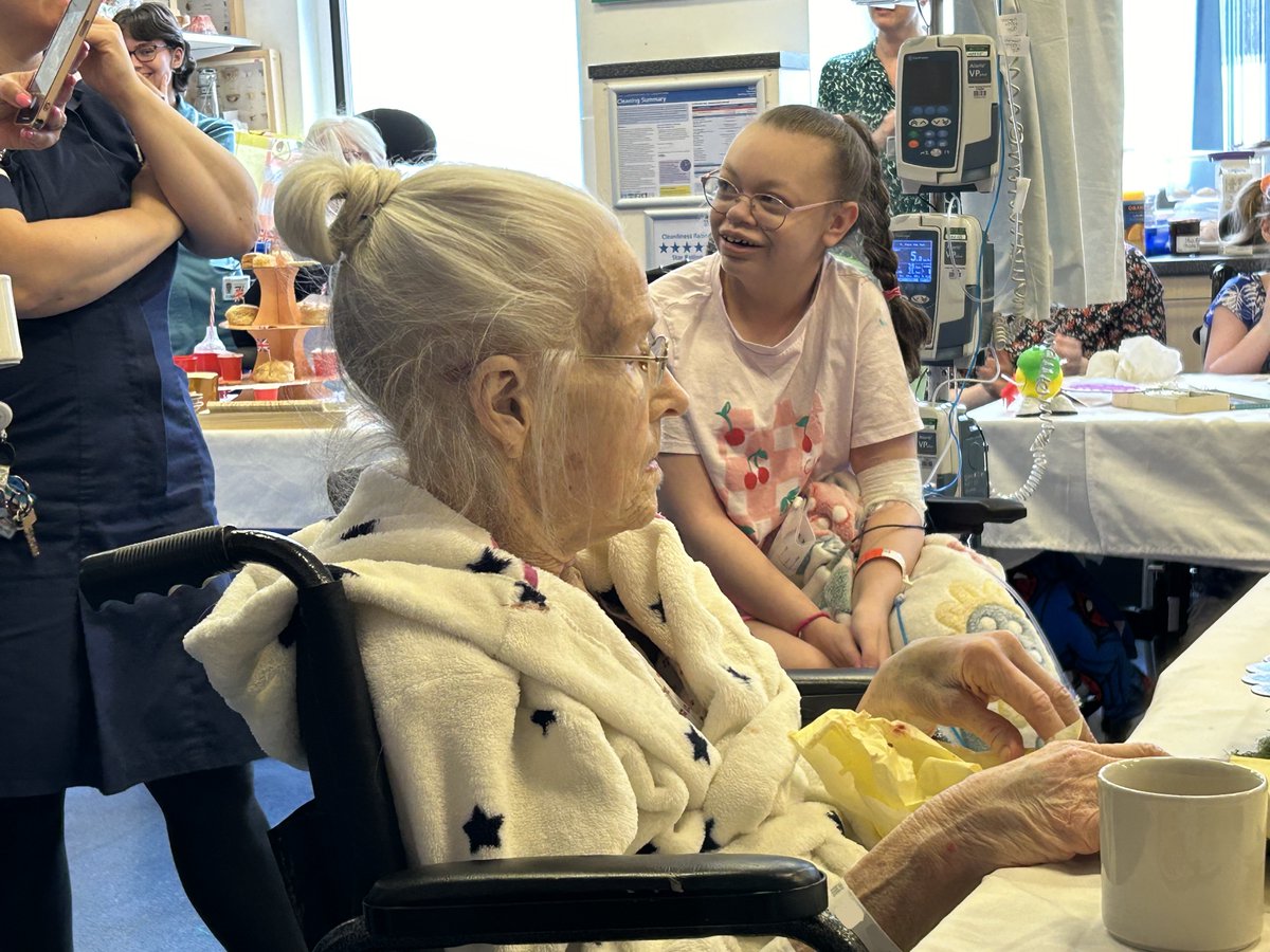 Leeds_Childrens's tweet photo. Game, set, class! 🎾Patients from Leeds Children's Hospital have welcomed elderly patients from Ward L35 to The Learning Zone today for a special 'Tea and Tennis' event. Huge thanks to our Hospital Teachers for organising this amazing event and bringing people together. https://t.co/rnr3CIkEAZ
