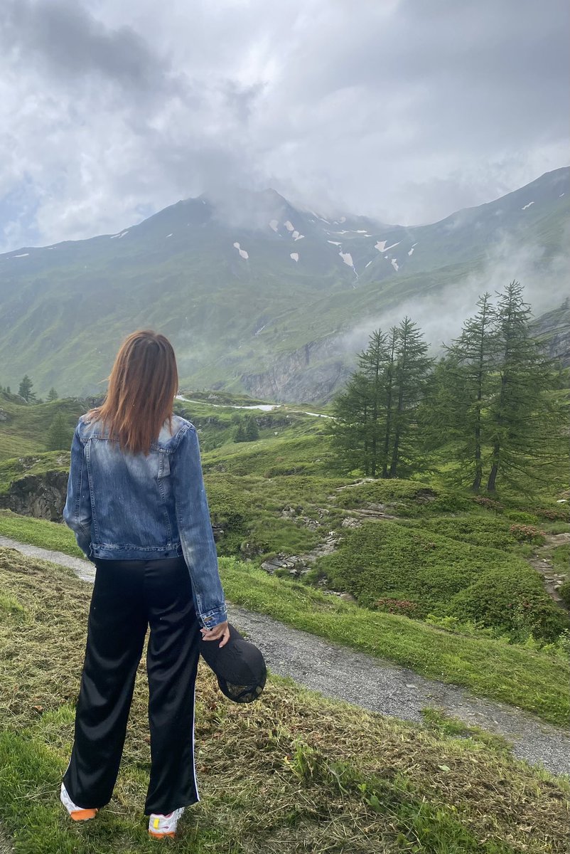 GuidiMarchand's tweet photo. La  su monti con Annette
Dove il cielo è sempre blu
A 2005 m s.m.l tra nuvole e marmotte.
#simplonpass #valais https://t.co/OV4gBgv8Hz