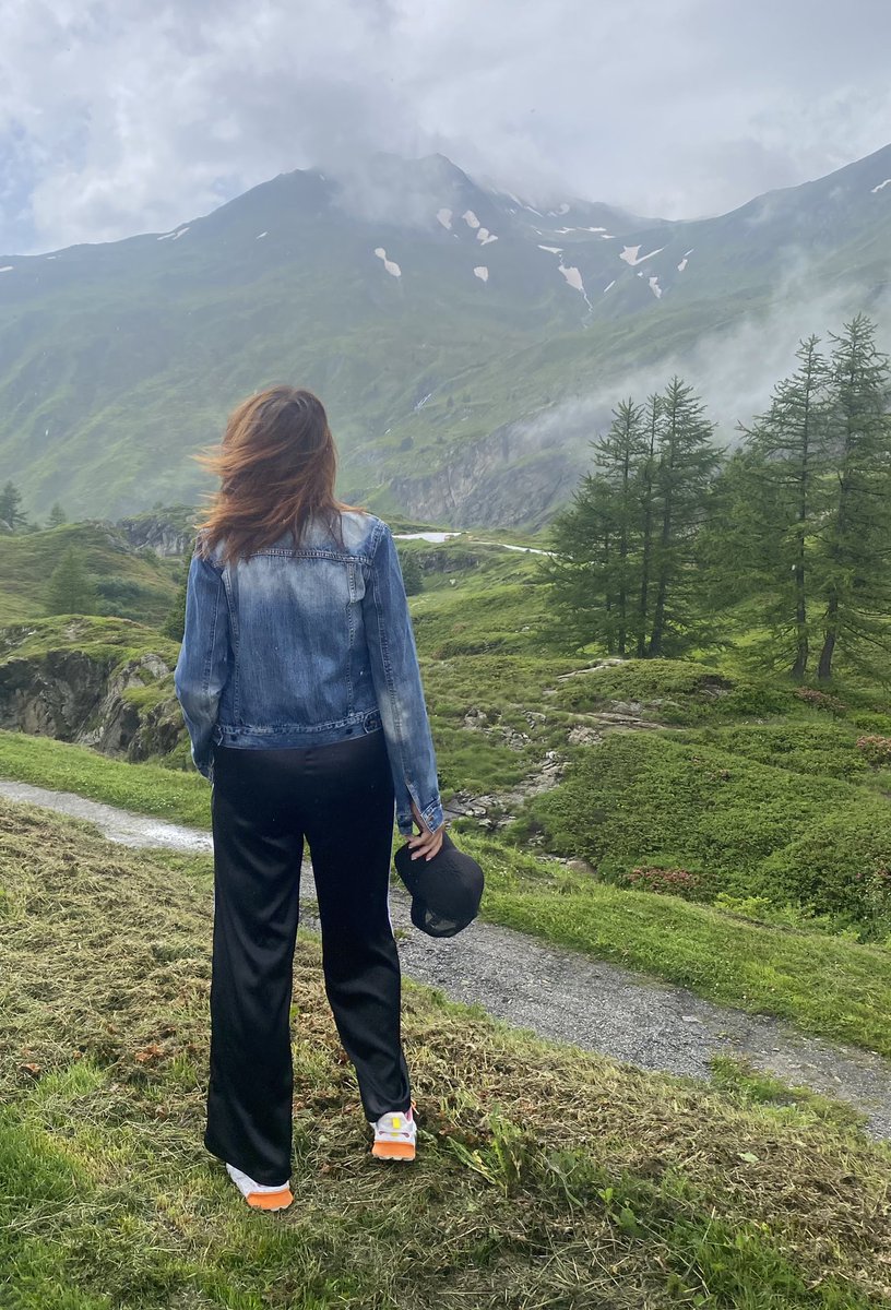 GuidiMarchand's tweet photo. La  su monti con Annette
Dove il cielo è sempre blu
A 2005 m s.m.l tra nuvole e marmotte.
#simplonpass #valais https://t.co/OV4gBgv8Hz