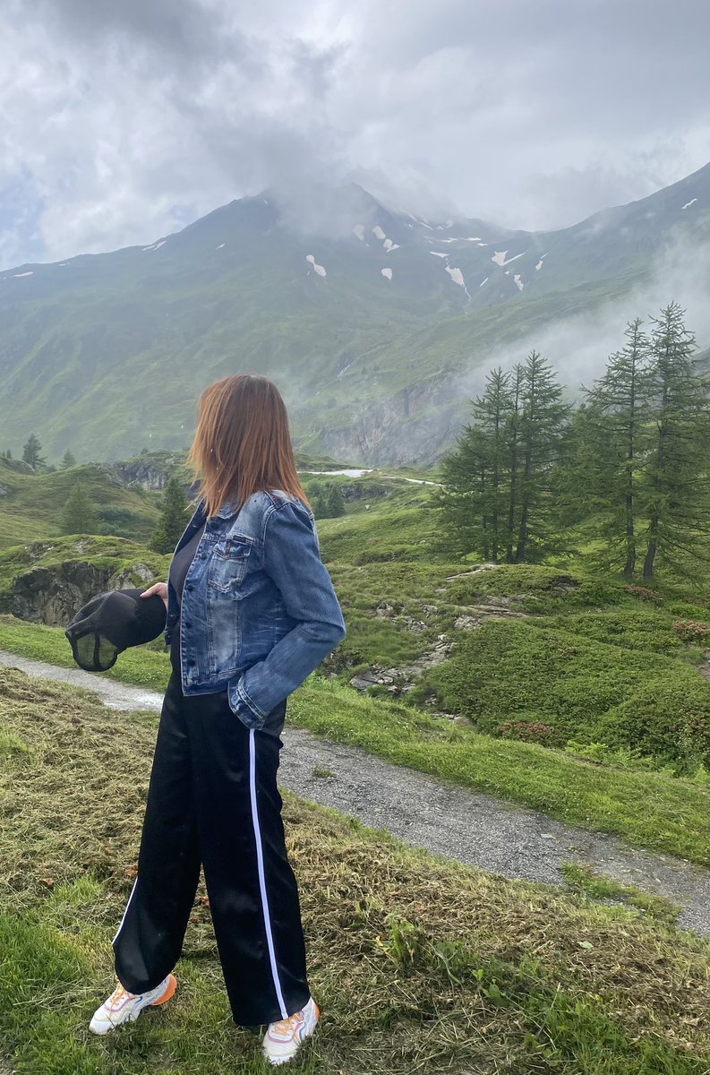 GuidiMarchand's tweet photo. La  su monti con Annette
Dove il cielo è sempre blu
A 2005 m s.m.l tra nuvole e marmotte.
#simplonpass #valais https://t.co/OV4gBgv8Hz