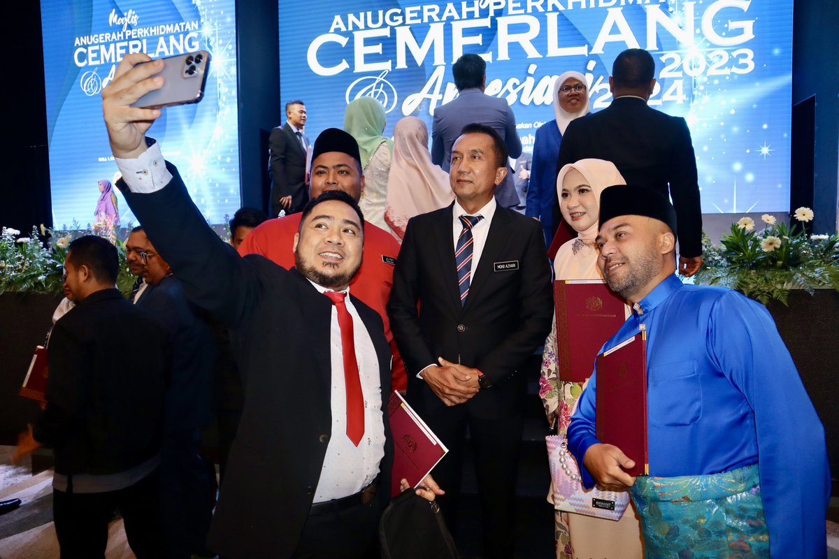 mohdazhari64's tweet photo. Terima kasih, hari ini adalah hari anda.

Hari bagi meraikan serta mengiktiraf sumbangan dan kecemerlangan Team JBSN.

Tidak kira di mana anda berkhidmat, di ibu pejabat, negeri atau daerah, anda luar biasa. https://t.co/FXAcdFqnMl