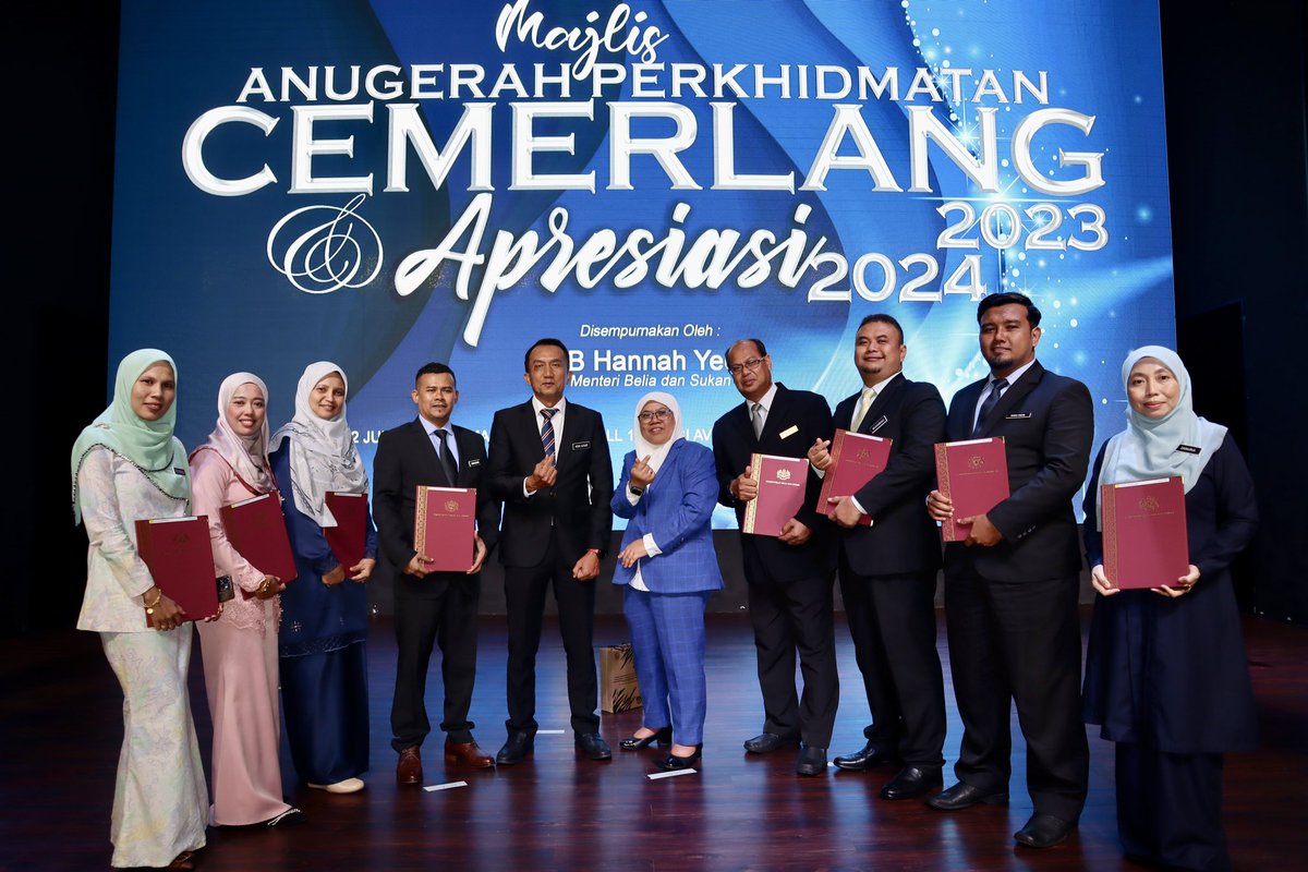 mohdazhari64's tweet photo. Terima kasih, hari ini adalah hari anda.

Hari bagi meraikan serta mengiktiraf sumbangan dan kecemerlangan Team JBSN.

Tidak kira di mana anda berkhidmat, di ibu pejabat, negeri atau daerah, anda luar biasa. https://t.co/FXAcdFqnMl