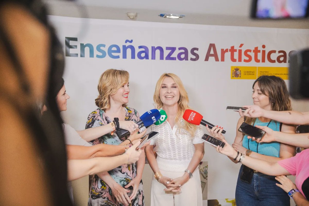 El diálogo y el consenso han hecho posible que la ley de Enseñanzas Artísticas, la ley educativa con mayor acuerdo de la historia, sea una realidad.

Una ley para mejorar la vida de nuestros artistas, profesores y estudiantes. 

🥰 Un éxito colectivo. ¡Gracias!