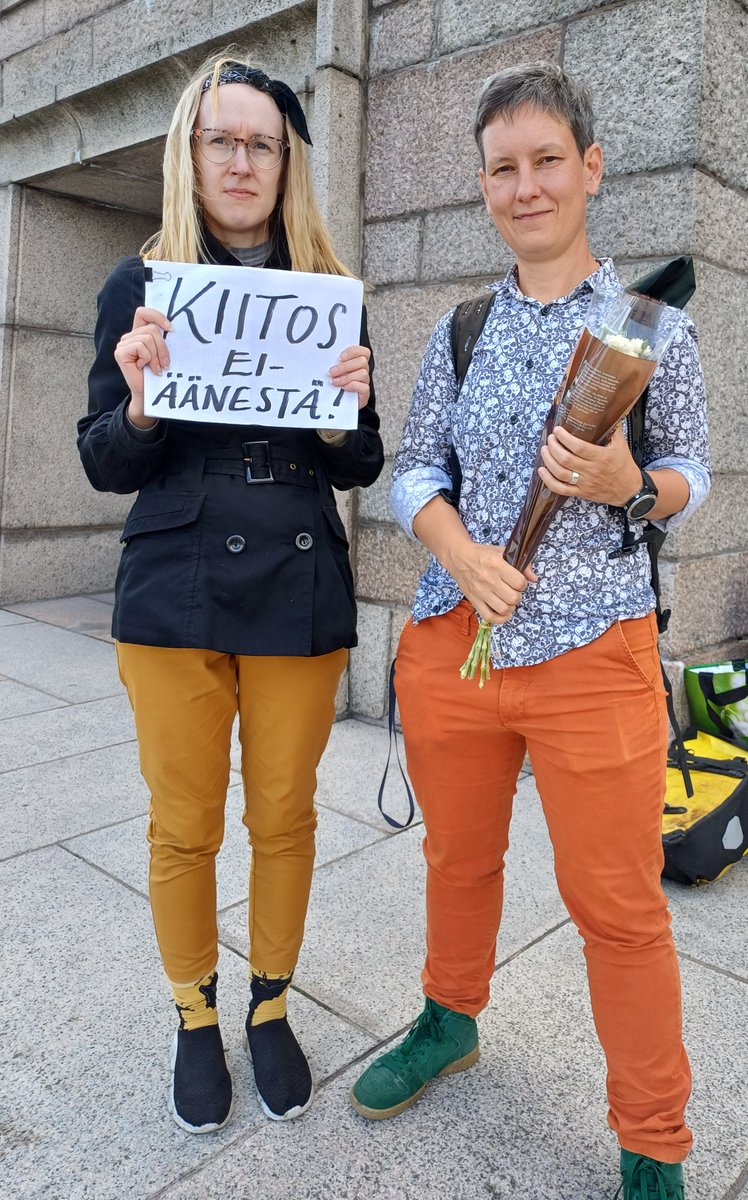 kaikkienturva's tweet photo. Turvaa kaikille=Turvaa Suomelle -ryhmä ja Polttopiste antoivat kiitoksenaan kukkakimput kaikille 31:lle perustuslakia, Suomen oikeusvaltiota ja sääntöpohjaista maailmanjärjestystä puolustaneelle kansanedustajalle 12.7.2024 Eduskuntatalon edessä.

Kiitos! ❤️
#KaikkienTurva https://t.co/wiPcEAEqdA