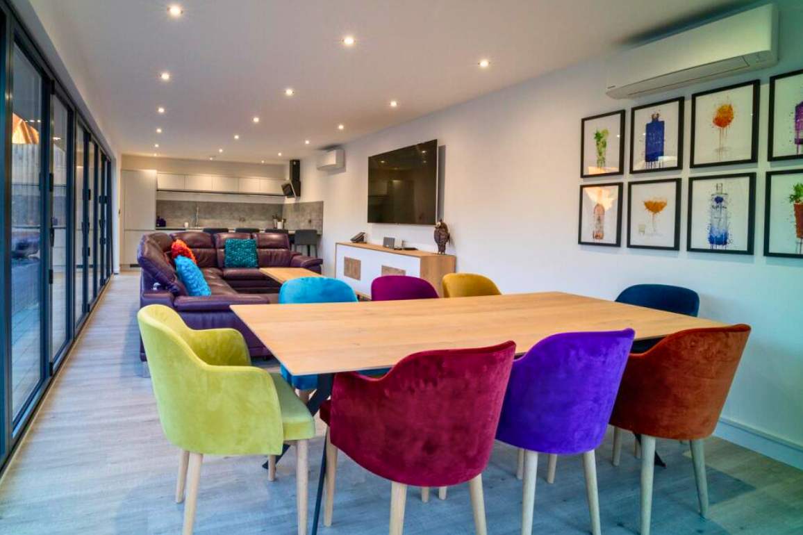 This stunning entertainment space in Finchampstead is designed to elevate gatherings &amp; make every moment unforgettable!
Full kitchen, spacious seating &amp; TV area: dining area, WC &amp; premium bifold doors - bringing the outside in. 

#gardenroom #gardenroomgoals #entertainmentspace