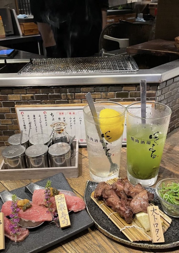 華金飲み！🍺フォロワーさんが私に虐められたいからって、わざわざ関東から来てくれた🐈

お望み通り今日はたっぷり究極のドM君に仕上げて私以外の女の人だと満足できない体にしてあげる😏🫶