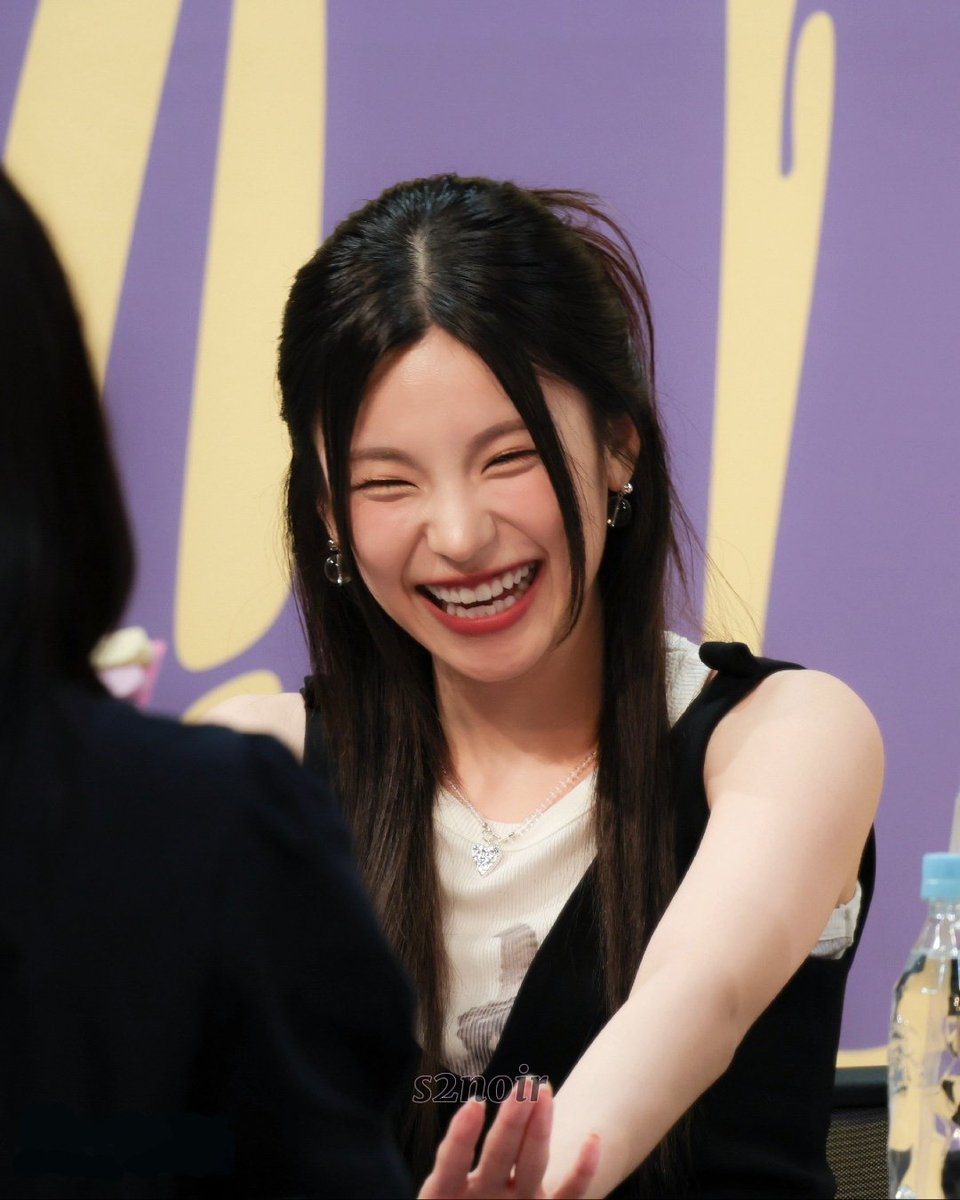 240706 Algorhythm 일본 팬싸

미소가 제일 잘 어울린다₍^>ヮ<^₎‧˚₊*̥

#있지 #예지 #ITZY #YEJI