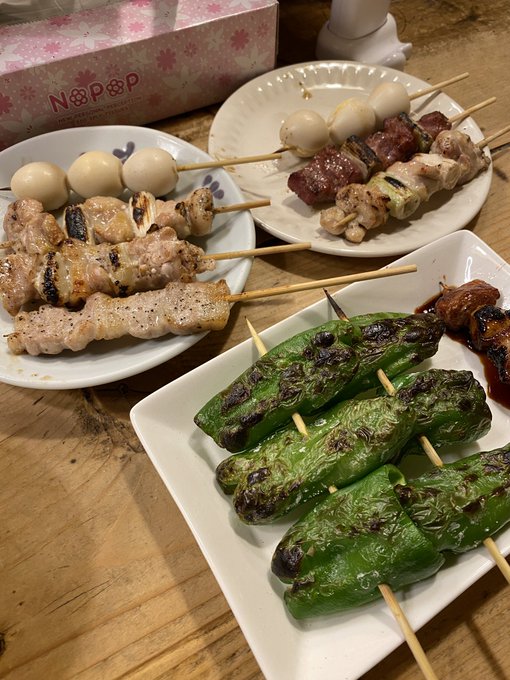 もう32歳のおじさんなのに まだ自分にはいろいろできるって夢抱いてるのちょいとやばいよなぁ。。。 反省せずにやばい状態を突き進むかぁ🍺  写真は今夜の晩餐会🐔 https://t.co/8j5IBMJ