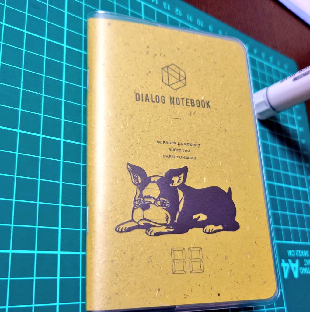 USO800008's tweet photo. 罫線で遊ぶ動物ダイアログノート到着
皮カバーもいいけど自分で切った切り絵貼り付けて
クリアカバーかけてカスタマイズ
中の動物も可愛いし自分的にはなんやかんや蛙が一番好きかなぁ
#ダイアログノート
#DIALOGNOTE https://t.co/UvvweDu5NA