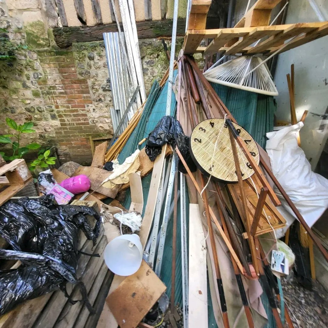 Opdebarras's tweet photo. Toujours aussi satisfaisant ces photos avant / après qui nous permettent de nous rappeler en 2 clichés le travail accompli 💯

Intervention de desencombrement en extérieur dans une cour intérieure à Honfleur ✅️

5m³ évacués.

Rapide et efficace 💥 https://t.co/lRnioQE07m