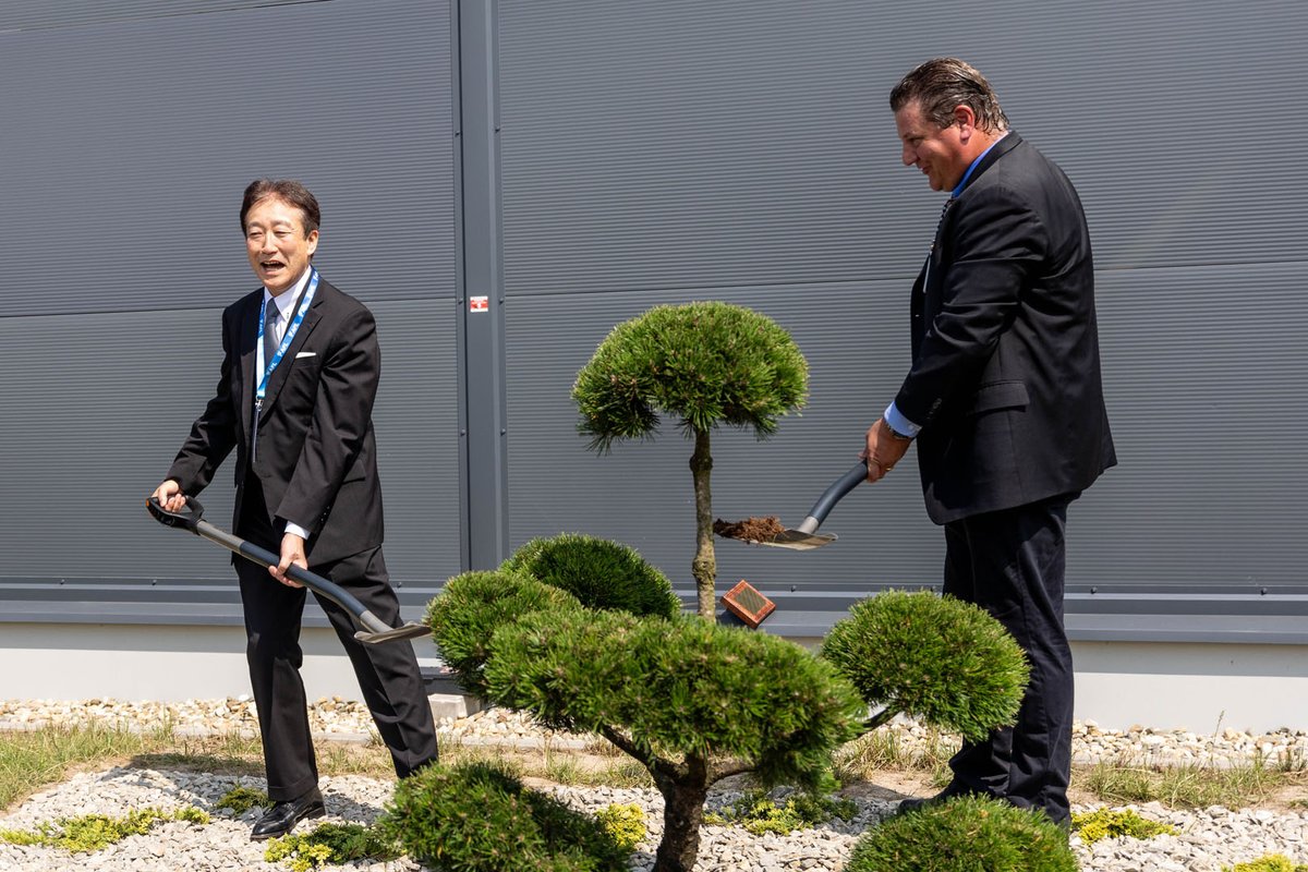 🎊 Yesterday’s grand opening celebrations successfully unveiled AFL’s new Poland Manufacturing Facility, attended by Naoki Okada, Director, President and CEO Fujikura Ltd, and Jaxon Lang, President and CEO of AFL 👉 i.mtr.cool/rkhfbwoslx #AFL #WeAreAFL #Hyperscale