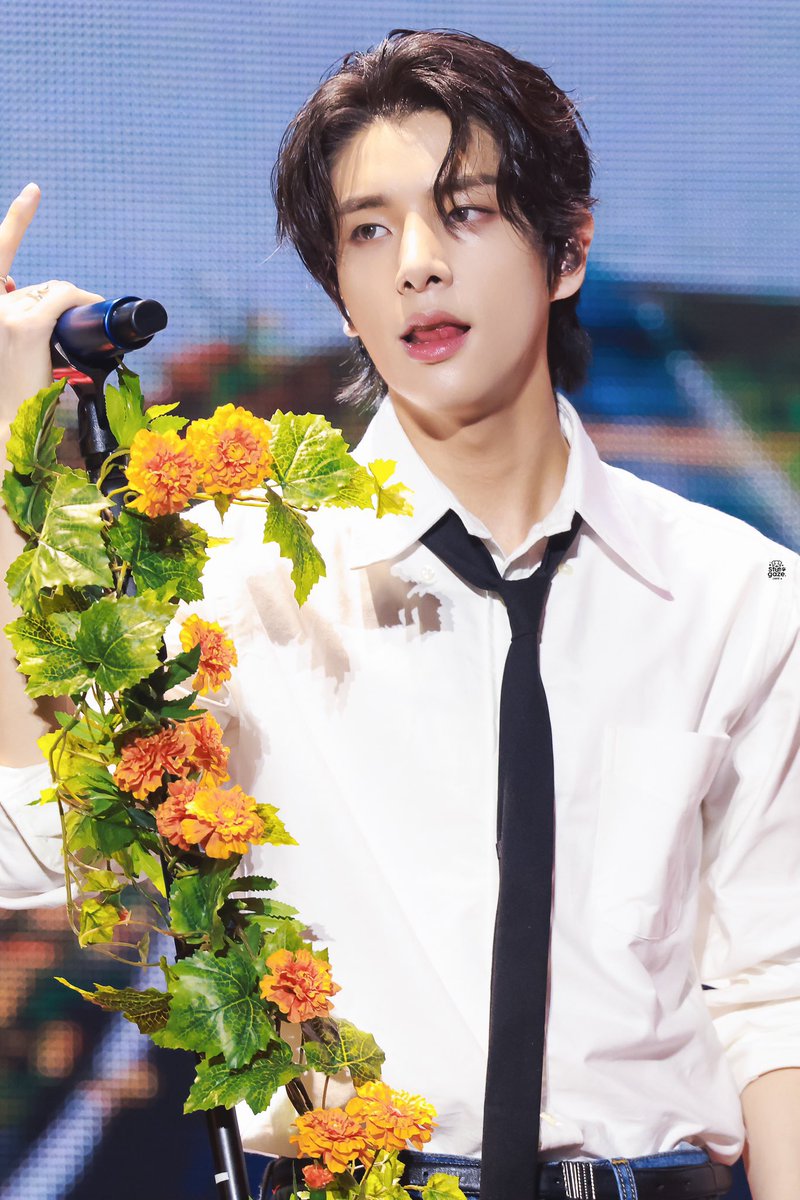 -en maaf guyss sender malah salfok sama sariawan diaa...
ner bener duta sariawan orang satu ini😭😭 (cr.stargaze_1115)