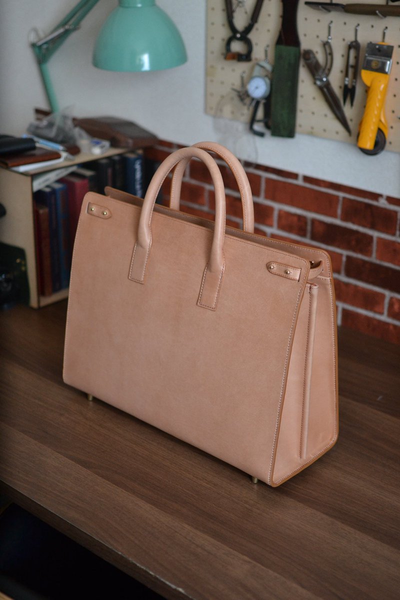 mz_leather_film's tweet photo. 珍しくナチュラルなヌメ革でブリーフケース https://t.co/ZEYQMlcOZg