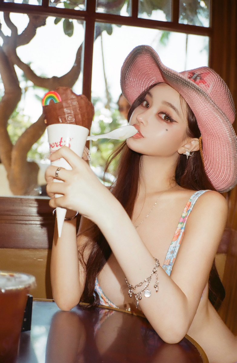 lovelynnisland's tweet photo. 📱or🍦? https://t.co/2bPmpYmmnv
