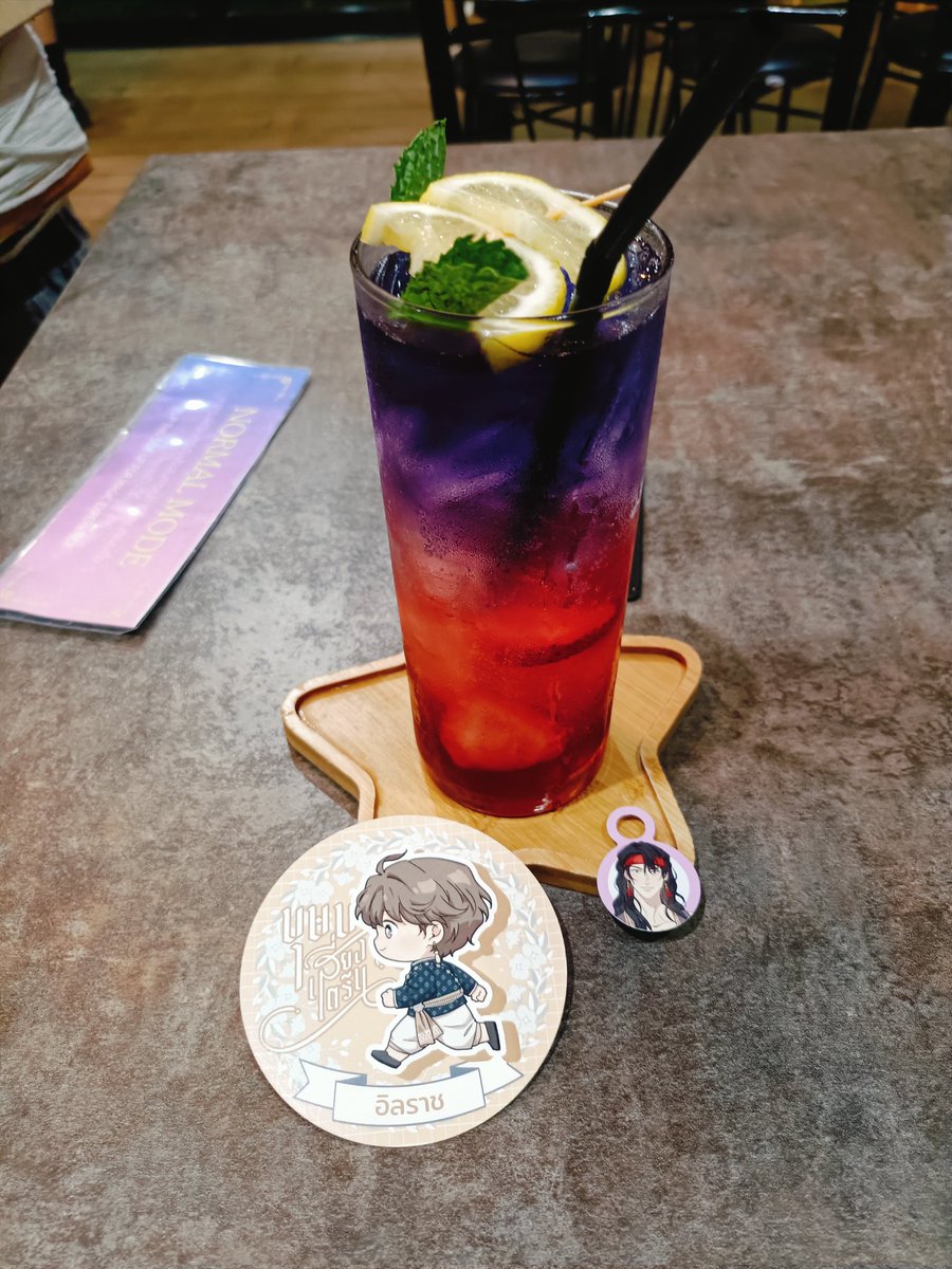 วันนี้มาลองน้ำ "ปันหยี" ครับ รสชาติเปรี้ยวหวานกำลังดี โดยเฉพาะมะนาวเสียบไม้นี้เปรี้ยวจริง อะไรจริงครับ 😖
ปล. วันนี้สุ่มได้แผ่นรองแก้วอิลราช ที่ตอนกลับกันแปลงร่างเป็นขุนแผน... เอ๊ะ 🫠
#บุษบาเสี่ยงตรีน <a href="/MahouRanCafe/">Mahou Ran まほうらん</a>