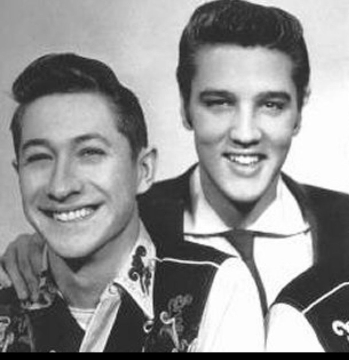 alexanjk1123's tweet image. July 12, 1954;
Elvis Presley signed a recording contract with Sun Records and a one-year personal management contract with Scotty Moore.
#ElvisPresley #ScottyMoore #ElvisHistory