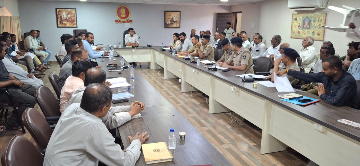 તા.૧૧/૦૭/૨૦૨૪ ના રોજ અંજાર તથા ગાંધીધામ તાલુકાની કાયદો વ્યવસ્થા તથા સીમા સુરક્ષા અને દરિયાઈ સુરક્ષા અંગેની બેઠક યોજી. કામગીરીની સમીક્ષા કરવામાં આવી તથા જરૂરી સુચનો આપવામાં આવ્યા.