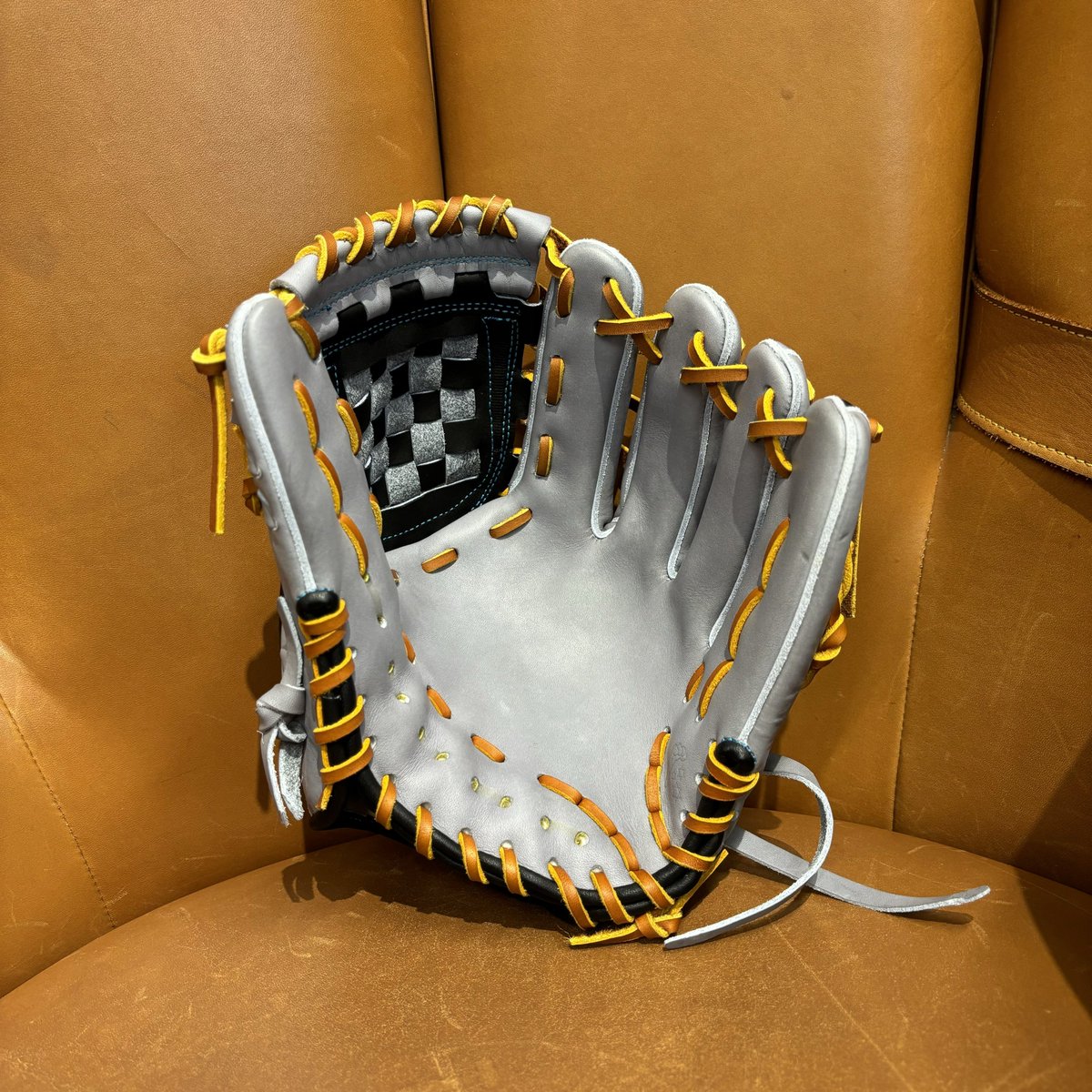 clean_glover's tweet photo. 𝐅𝐢𝐫𝐬𝐭 𝐓𝐚𝐤𝐞
𝐋𝐆-𝟐𝟔
某千葉県のショップ店員さんが
ボソッと言った一言
『グラブはね、浪漫なんですよ。』
そういうことです。
@realform_japan
ありがとうございます☺︎
#Take
#FirstTake
#REALFORM https://t.co/ORmnuuzg7s