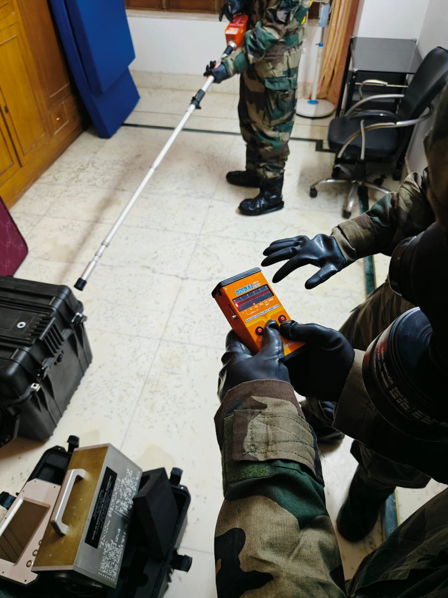 ANINewsUP's tweet photo. Dehradun | Police have confiscated a few boxes containing suspected radioactive material and arrested five people for its possession in Dehradun.

The testing of the material is underway by a team of experts.

Photo source: Uttarakhand Police https://t.co/xdYF0kJa7K