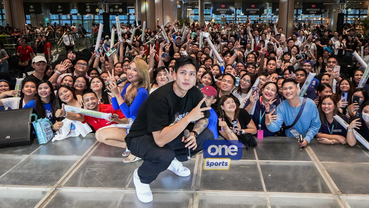 OneSportsPHL's tweet photo. LUCKY FANS 🥳

Selected fans were chosen for an up close meet and greet with Gilas Pilipinas' Dwight Ramos during the "Behind the Hoops" event at One Ayala in Makati.

#GilasPilipinas #DwightXLawson

📸 RM Chua

1/2 https://t.co/SifNsNJOFo