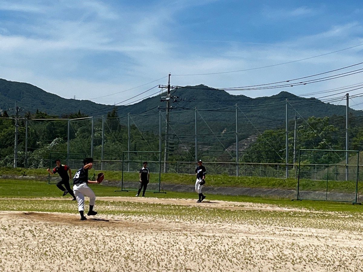 barefoot_hu's tweet photo. vs総軟　6-5⚫︎
学内リーグ初戦の相手は総軟。相手の強力打線に捕まり2回で5失点。しかし、3回以降は0で抑えると、最終回先頭の甲斐が起死回生の一発で1点を返す。そこから連打で点差を1点に縮め、倉本がセカンド強襲のヒットで逆転！最終回も0で抑えて今シーズン初勝利となりました。 https://t.co/kXyuLBbEln