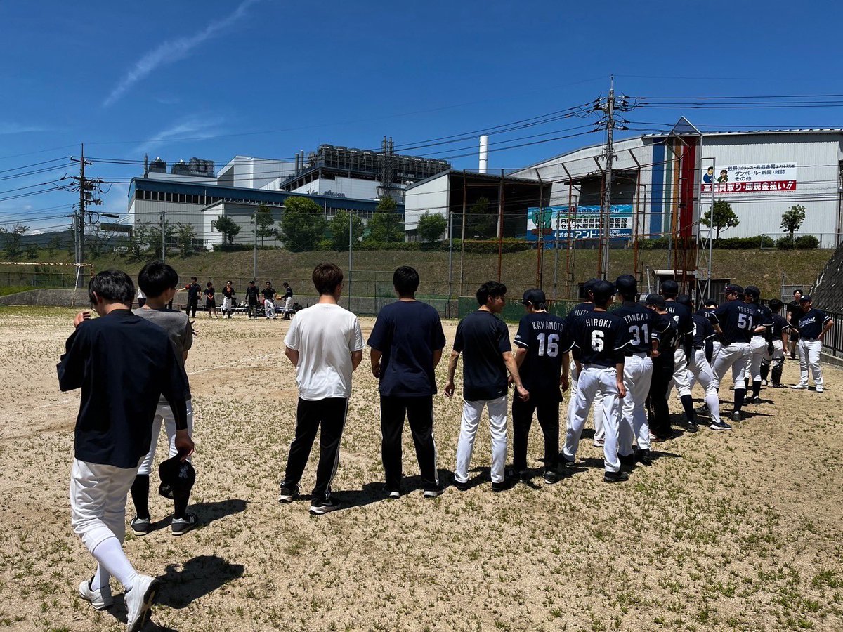 barefoot_hu's tweet photo. vs総軟　6-5⚫︎
学内リーグ初戦の相手は総軟。相手の強力打線に捕まり2回で5失点。しかし、3回以降は0で抑えると、最終回先頭の甲斐が起死回生の一発で1点を返す。そこから連打で点差を1点に縮め、倉本がセカンド強襲のヒットで逆転！最終回も0で抑えて今シーズン初勝利となりました。 https://t.co/kXyuLBbEln