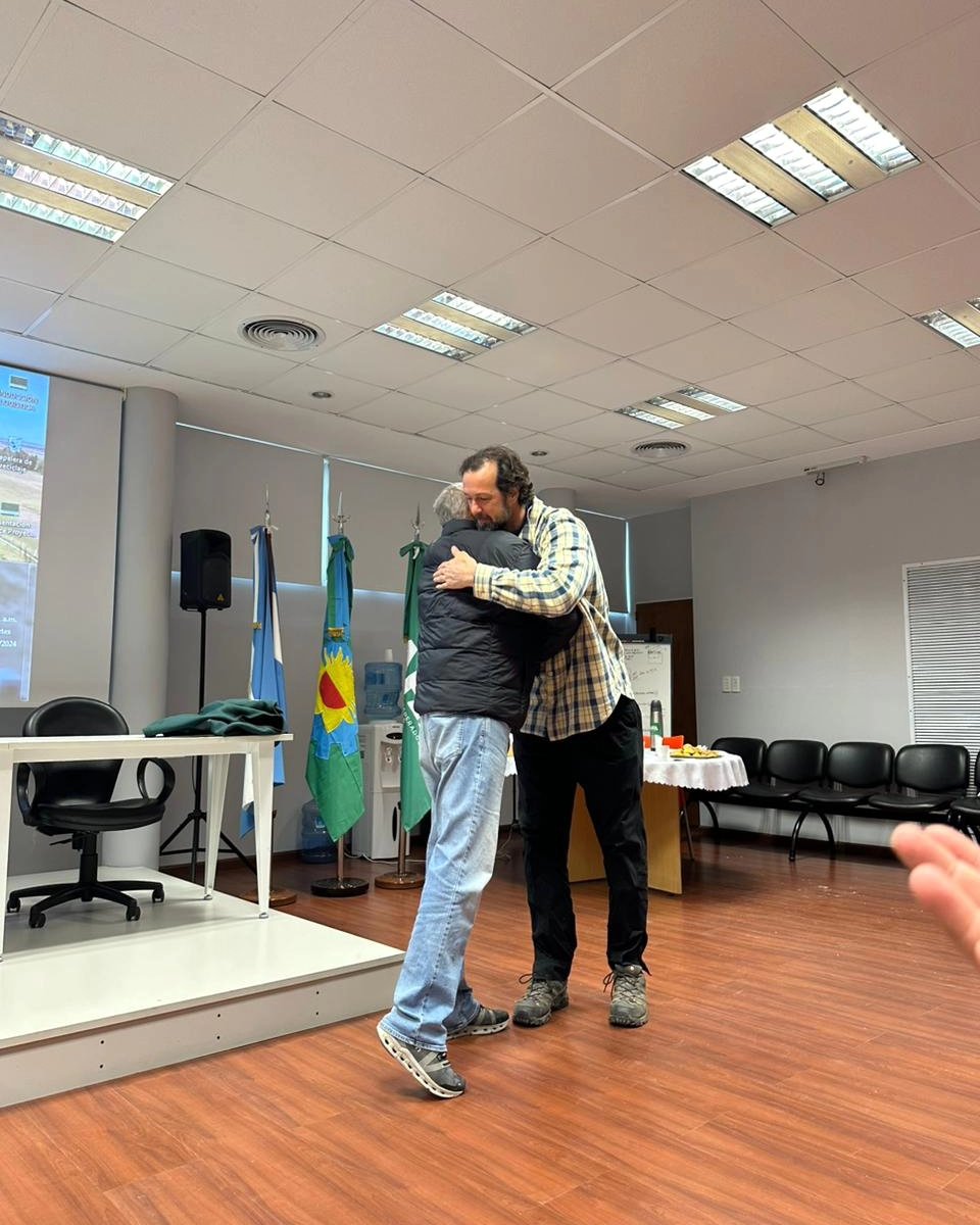 CreaSurSantaFe's tweet photo. Hace unos días se realizó la rotación de vocales #RSSF
Catu, @catuserra, muchas gracias por estos dos años de trabajo y gran empuje . Ha sido un lujo tenerte como vocal! ❤️
👋 Bienvenido Roberto Matarazzo. ¡Muchos desafíos nos esperan por delante, todos los éxitos!
#SomosCREA https://t.co/vlGAqoboQj